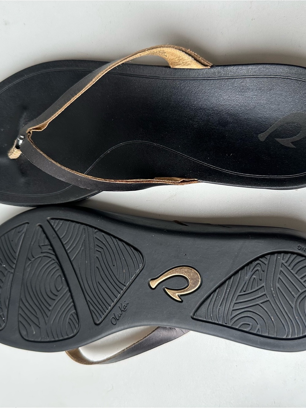 OluKai Women’s Size 10 Black Leather Flip Flop Sandals Comfort Casual Beach - Picture 8 of 8